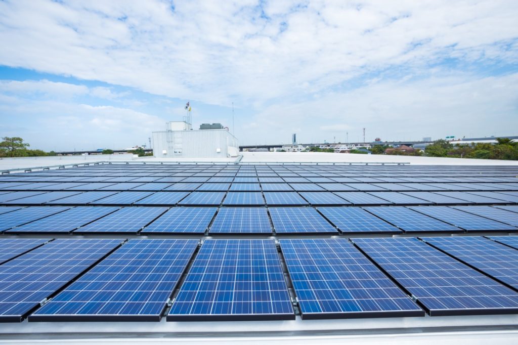 sistema de paneles solares instalados en el tejado de un negocio