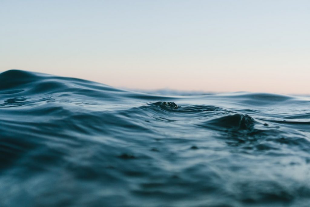 Científicos convierten agua de mar en potable
