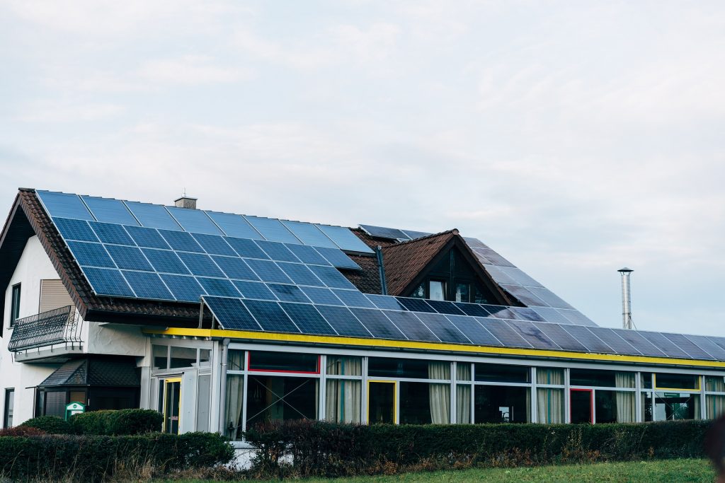¿Cuántos paneles solares es recomendable instalar en una casa?