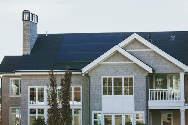 tejado de casa con paneles solares instalados