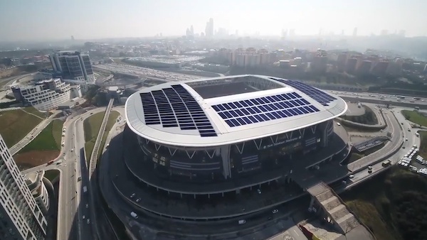 imagen del estadio de equipo Galatasaray de Turquía que recibe Récord Guinness por el sistema solar más potente