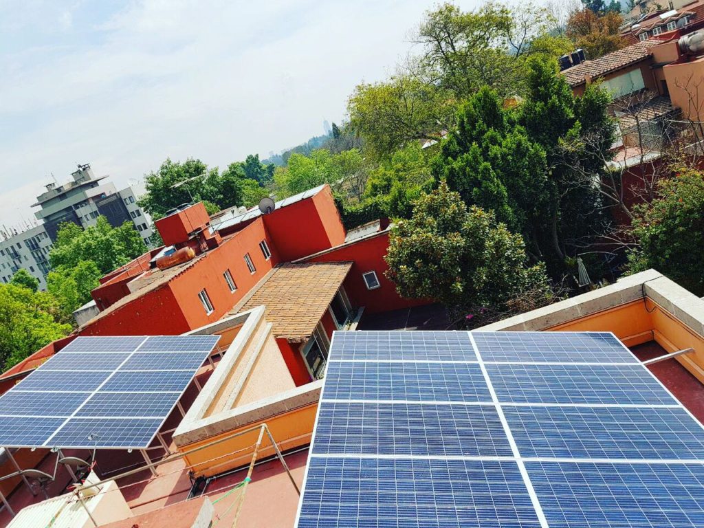 paneles solares instalados en un tejado