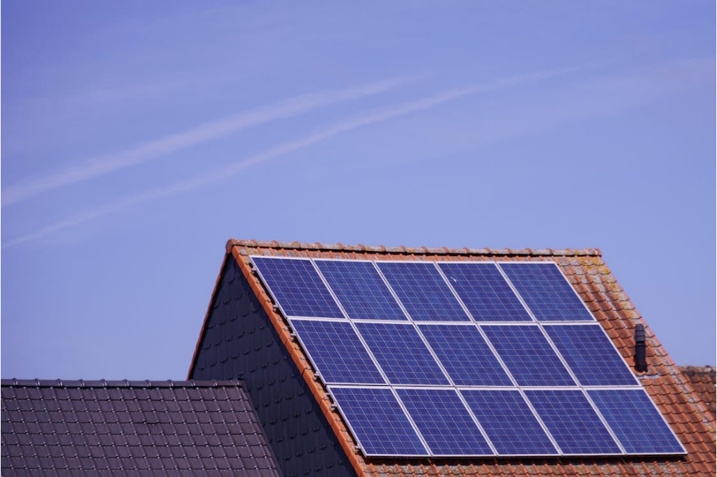 Integración de paneles solares en una casa inteligente