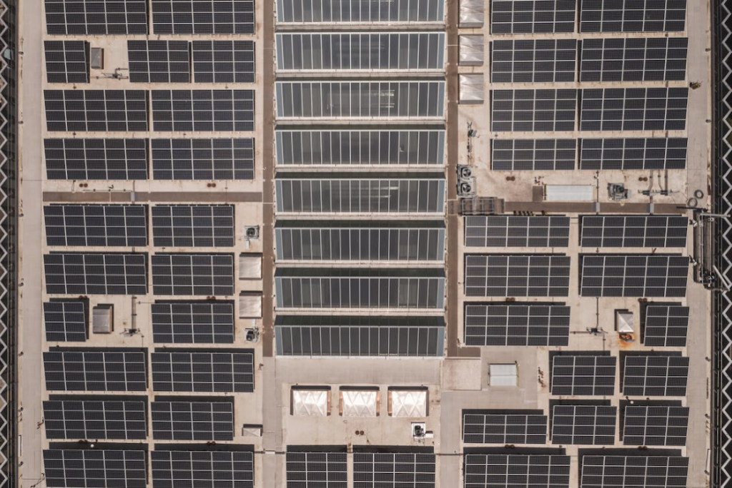 Paneles solares sobre el techo de una mega construcción