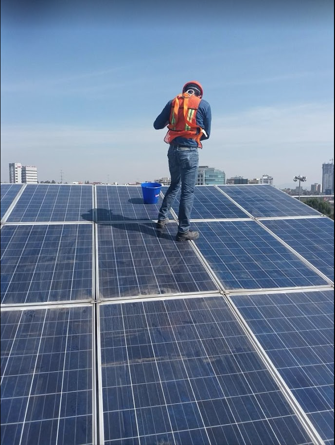 Mantenimiento a paneles solares instalados por Suncore