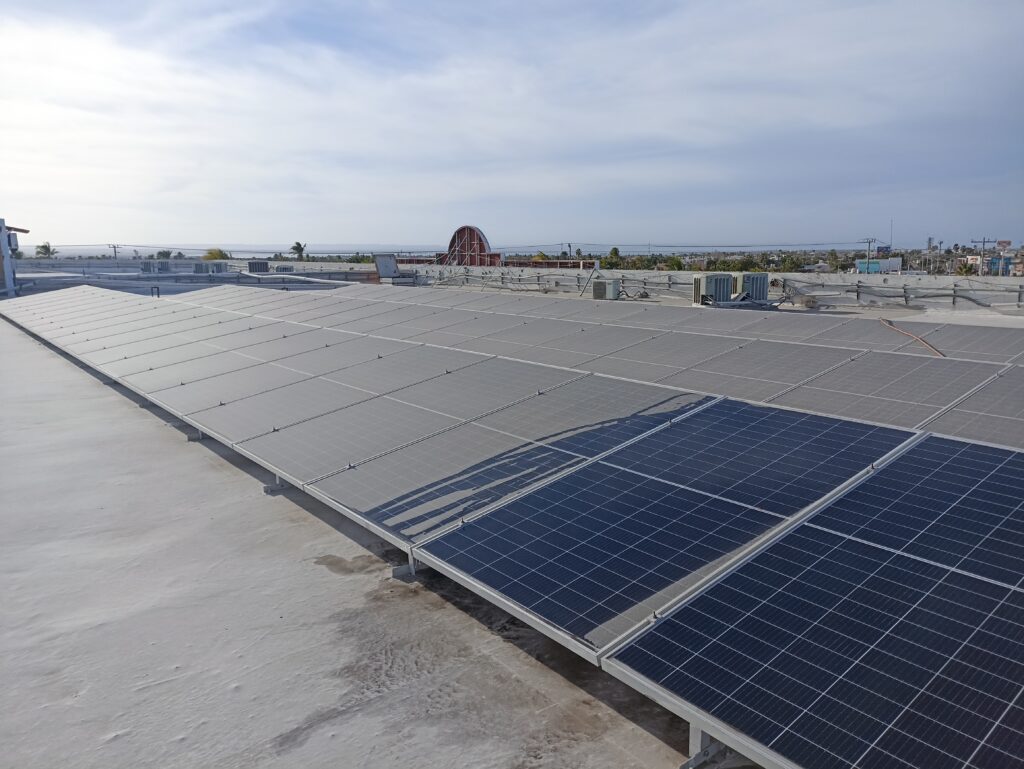 Personal Suncore brindando mantenimiento a paneles solares