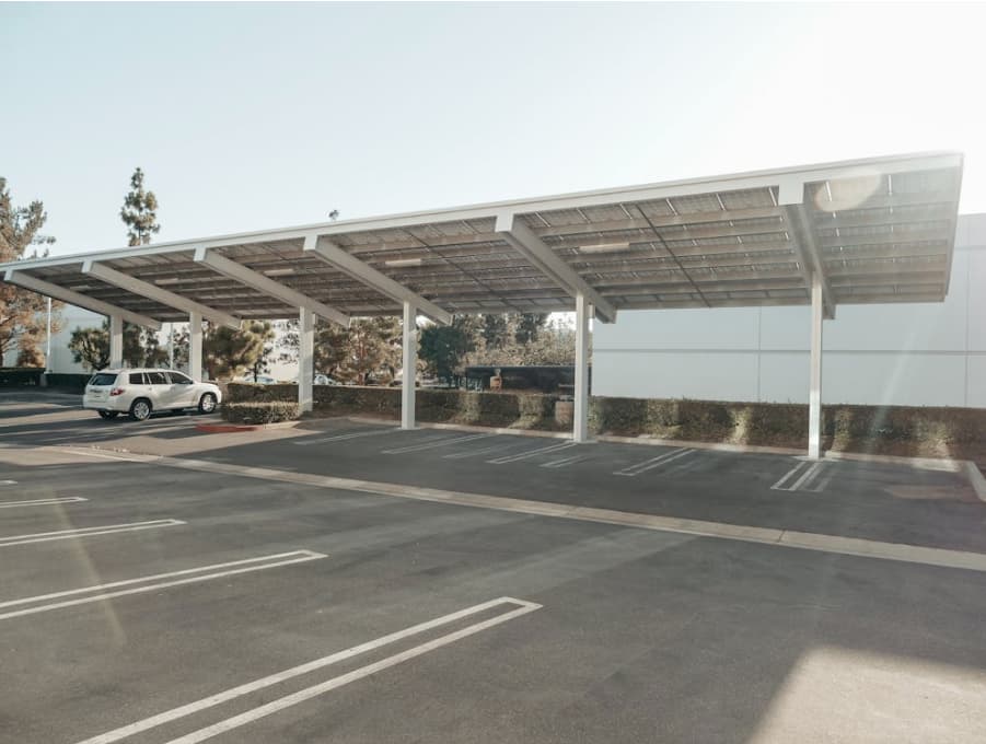 Paneles solares en estacionamientos México