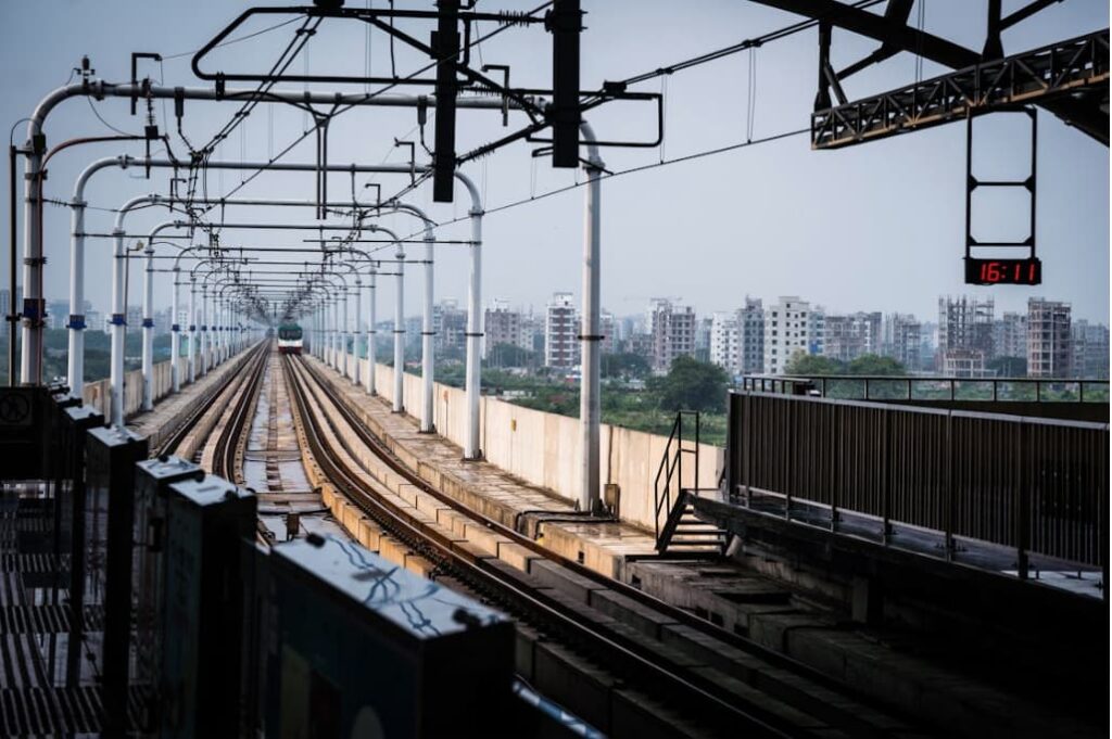 tren del futuro con paneles fotovoltaicos