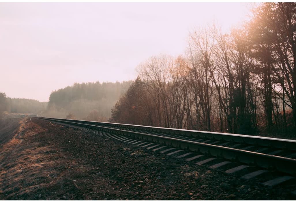 tren del futuro con paneles fotovoltaicos