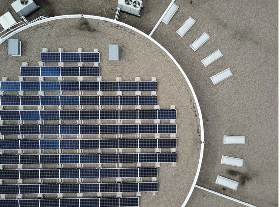 Paneles solares que generan como 20 centrales nucleares
