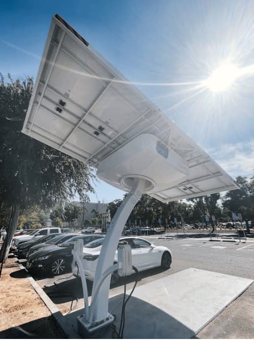 Paneles solares en estacionamientos México