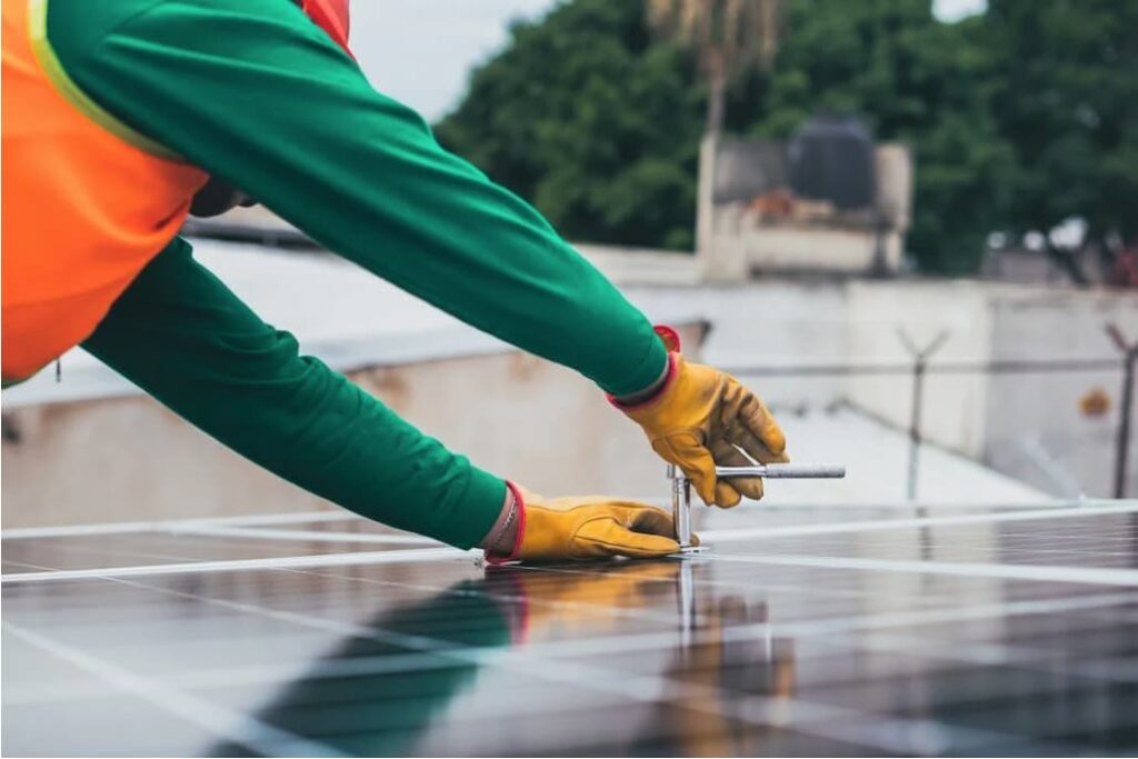 ¿Quieres dejar de pagar recibos altos de luz y empezar a ahorrar con energía solar? Descubre con nosotros en Suncore cómo puedes instalar tus paneles con la mayor eficiencia.
